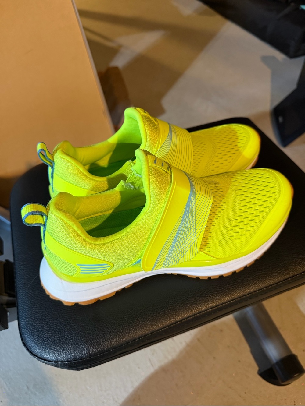 Neon green spin shoes with clips - Picture 3 of 6